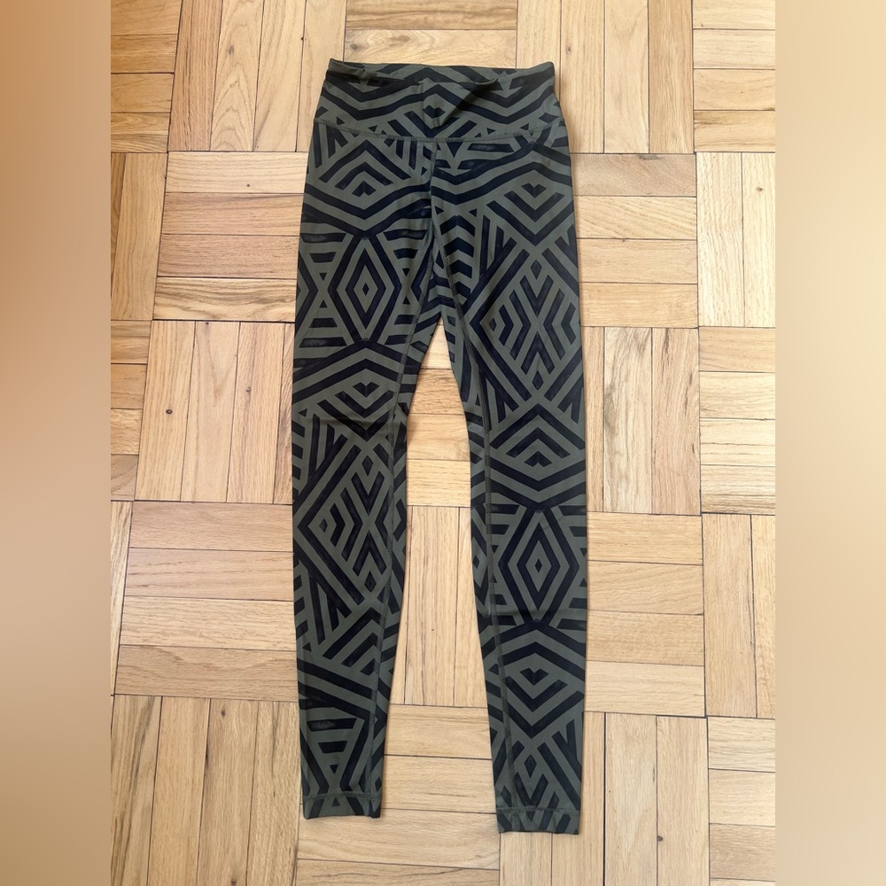 Lululemon Geometric Olive/Black Patterned Leggings. Size 4.